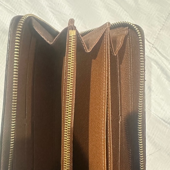 Louis Vuitton zip around wallet - Picture 2 of 8